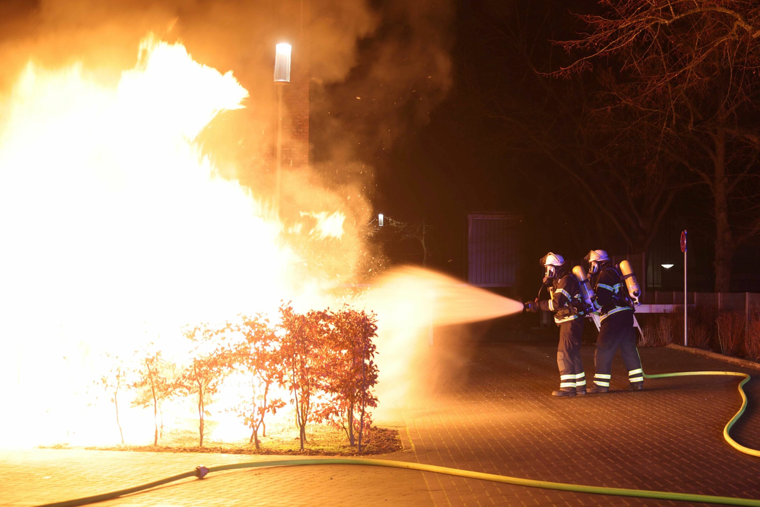 Die Flammen schlugen mehrere Meter hoch aus den Mülltonnen und drohten auf das Schulgebäude überzugreifen.