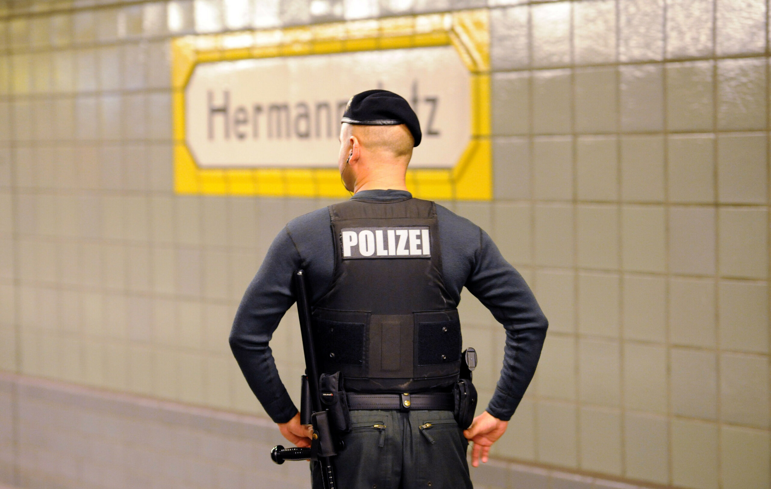Ein Polizeibeamter geht in der U-Bahn in Berlin Streife.