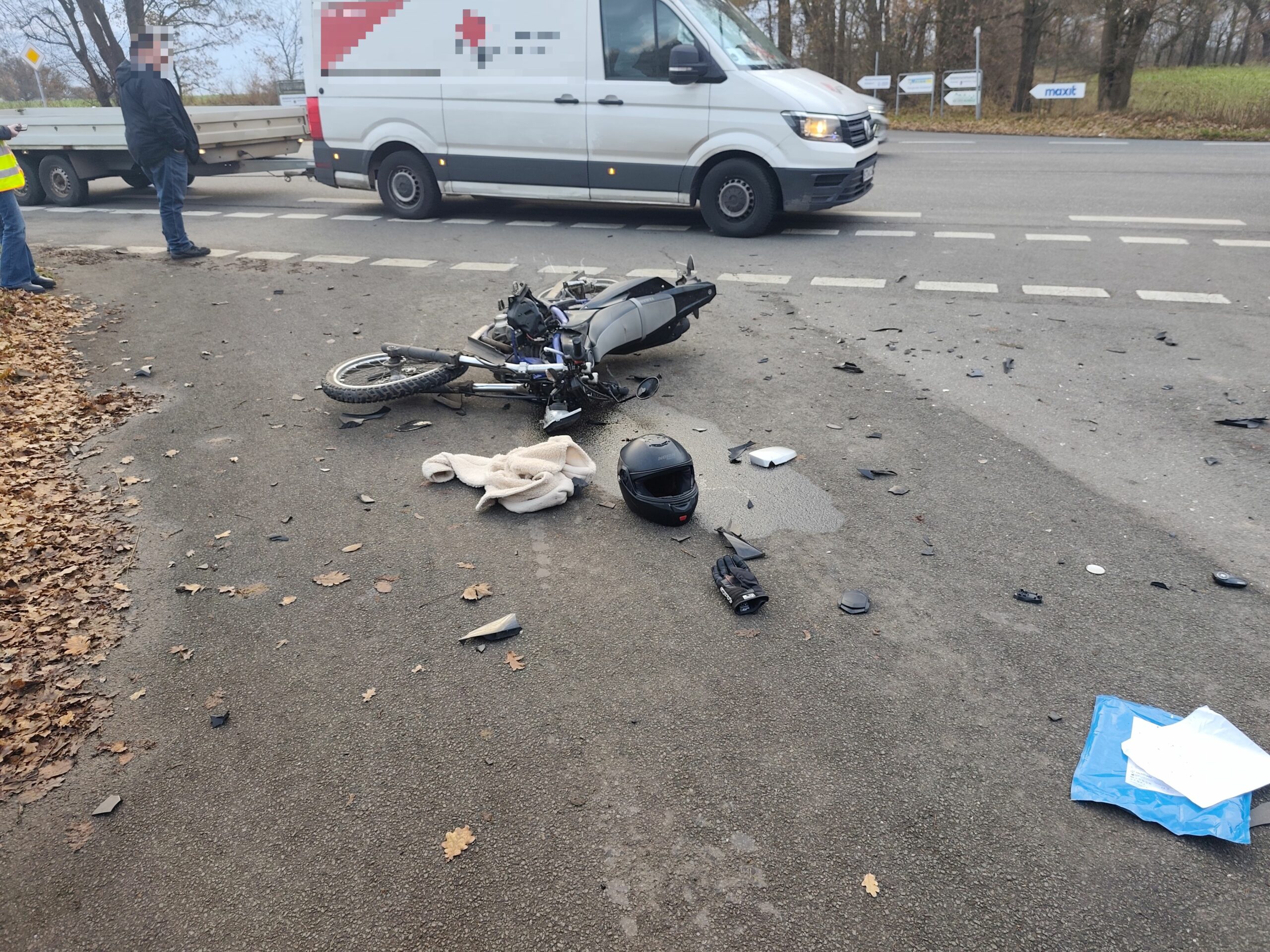Die Unfallstelle auf der B3: Das Motorrad wurde total beschädigt.