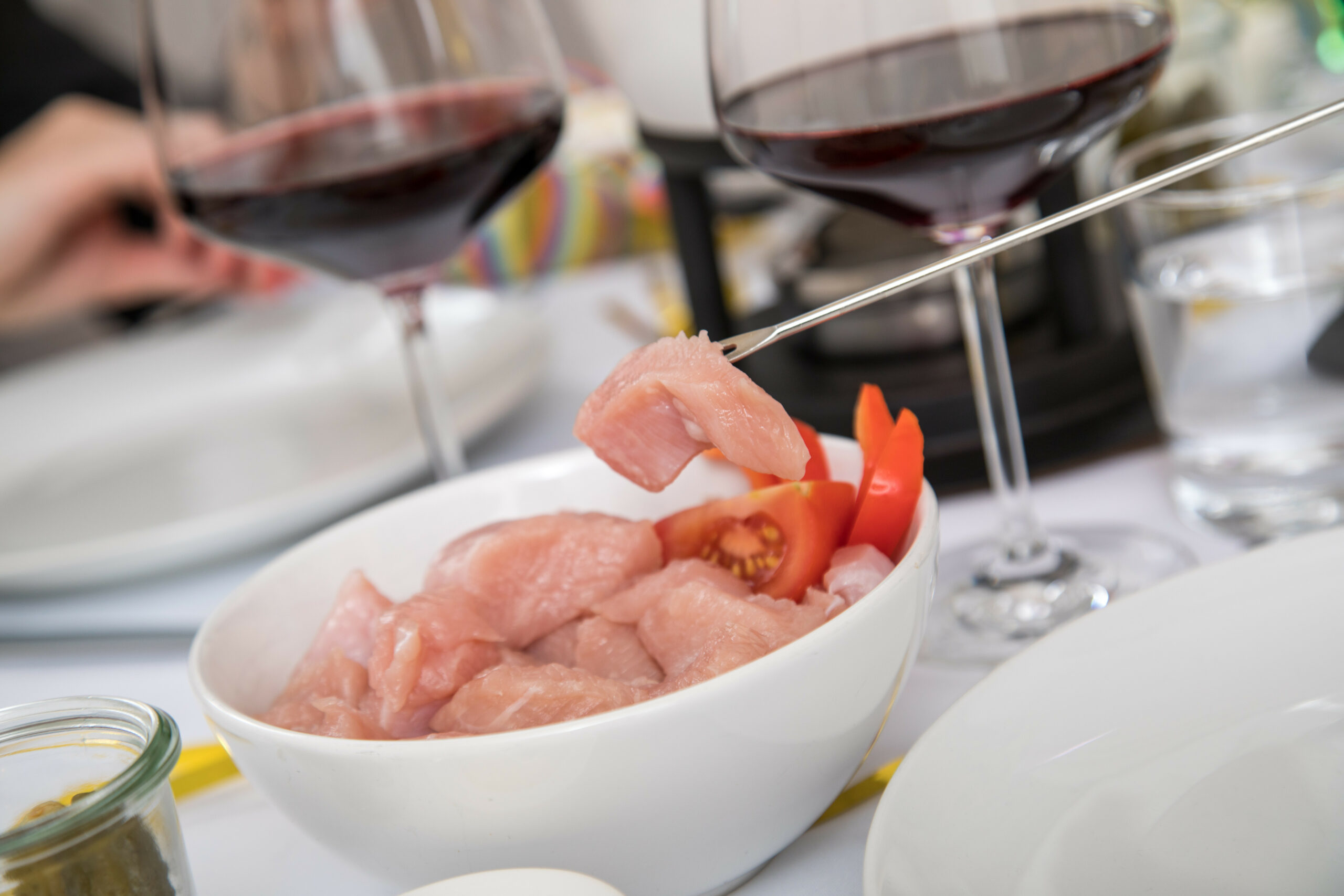 Rohes Fleisch beim Fondue oder Raclette kann Keime übertragen.