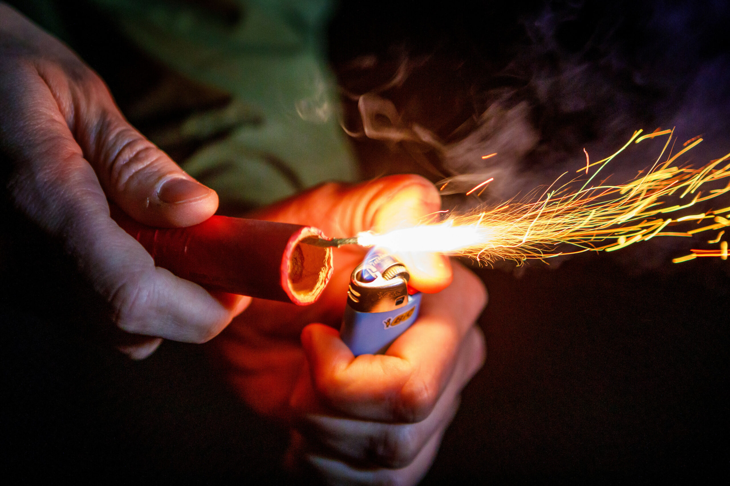 Chinaböller mit brennender Zündschnur.