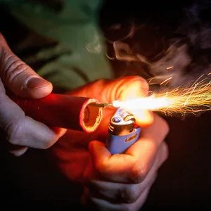 Chinaböller mit brennender Zündschnur.