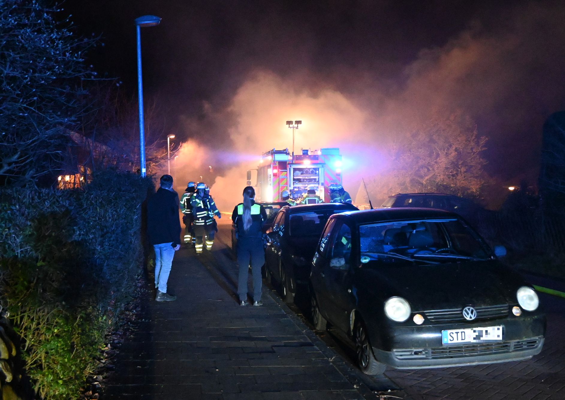 Feuerwehreinsatz wegen brennendem Mercedes in Stade