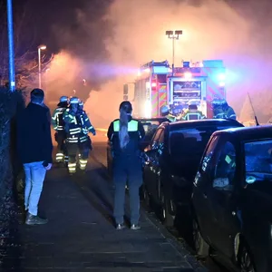 Feuerwehreinsatz wegen brennendem Mercedes in Stade