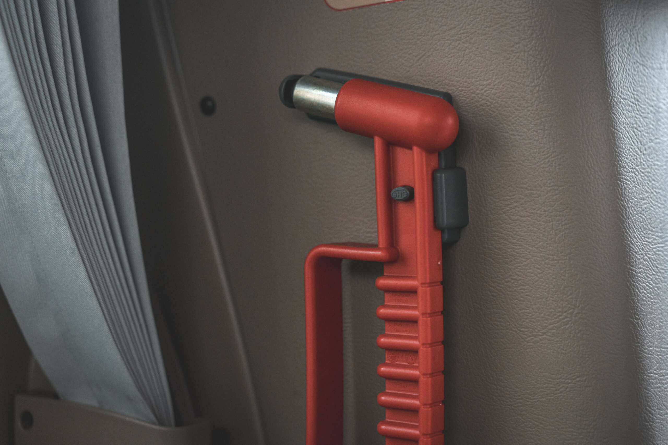 Mit so einem Nothammer schlugen vier Minderjährige auf einen 13-Jährigen in Lindau ein.