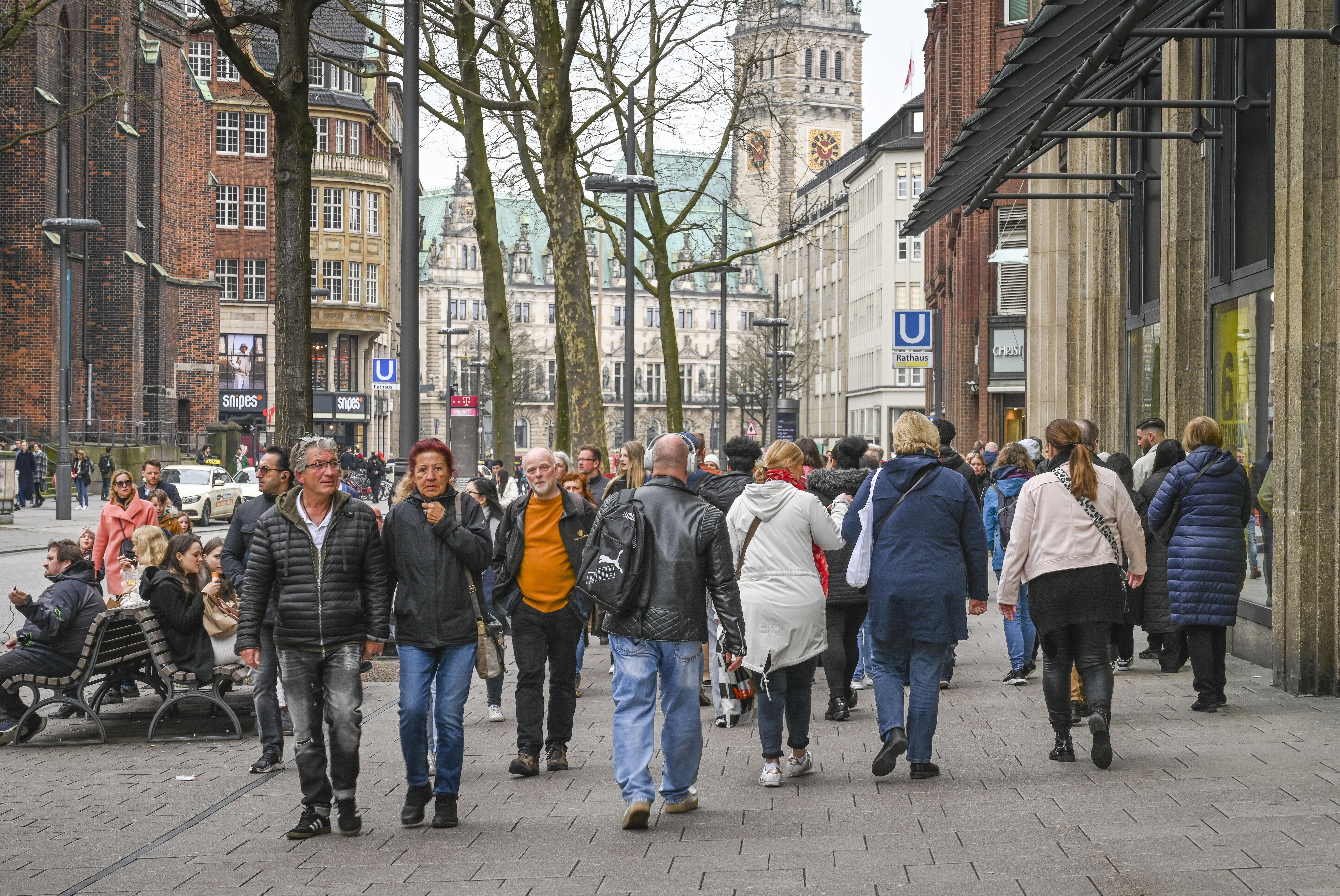Passanten auf der Mönckebergstraße, einer der wichtigsten Einkaufsstraßen Hamburgs.