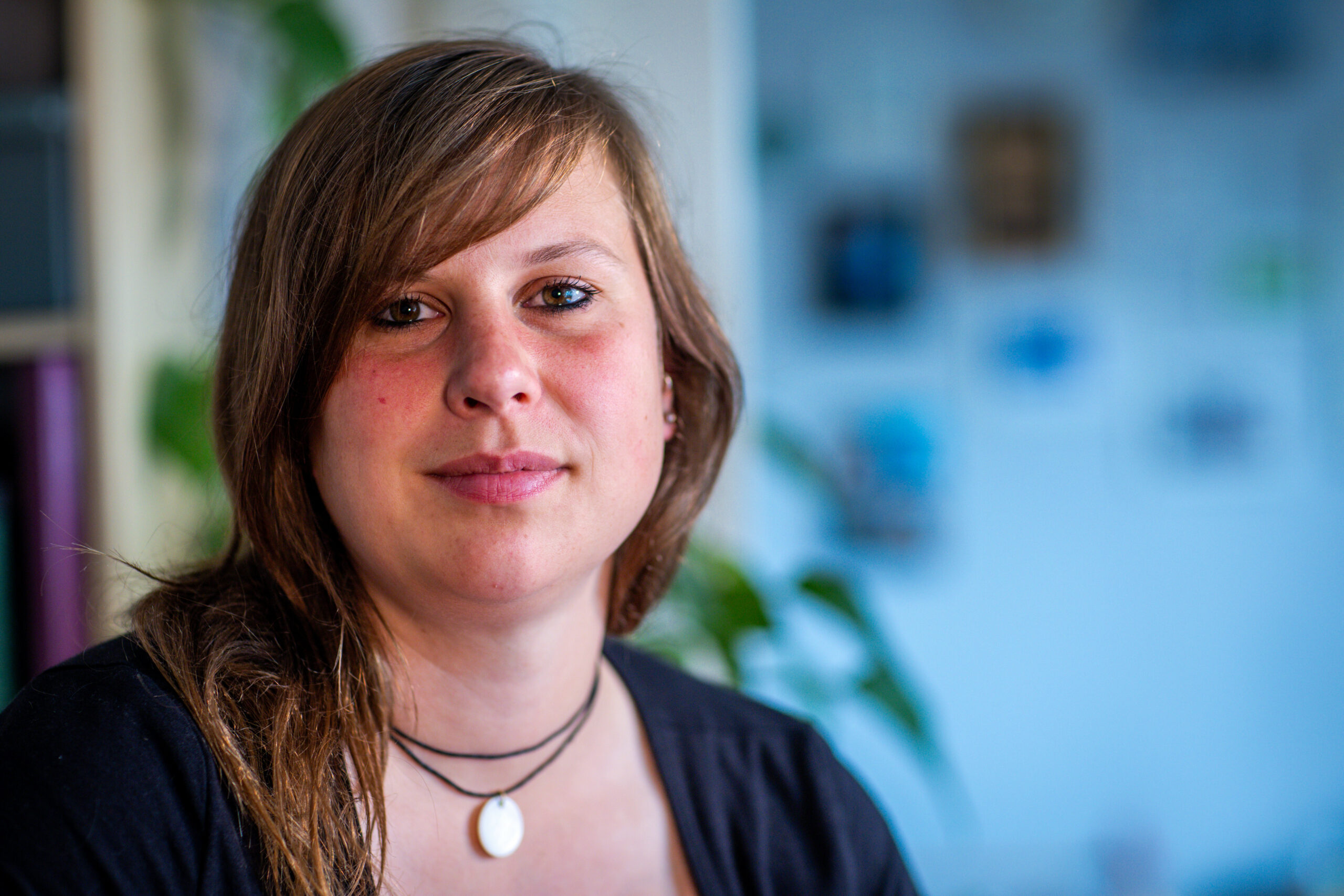 Chiara Malz, Polizistin und gleichzeitig Unterstützerin bei der Letzten Generation, sitzt bei einem Interviewtermin in ihrem Wohnzimmer.