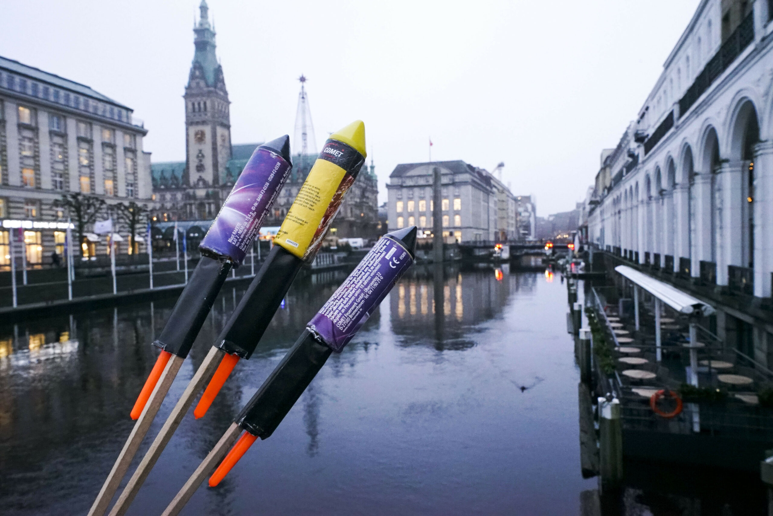 Feuerwerksraketen Hamburg Rathaus Binnenalster