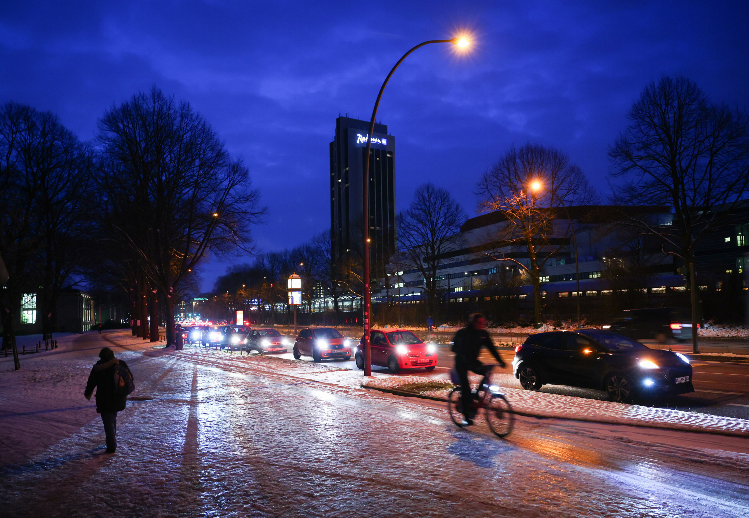 Nächtliche Straße im Winter