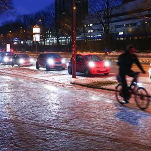Nächtliche Straße im Winter