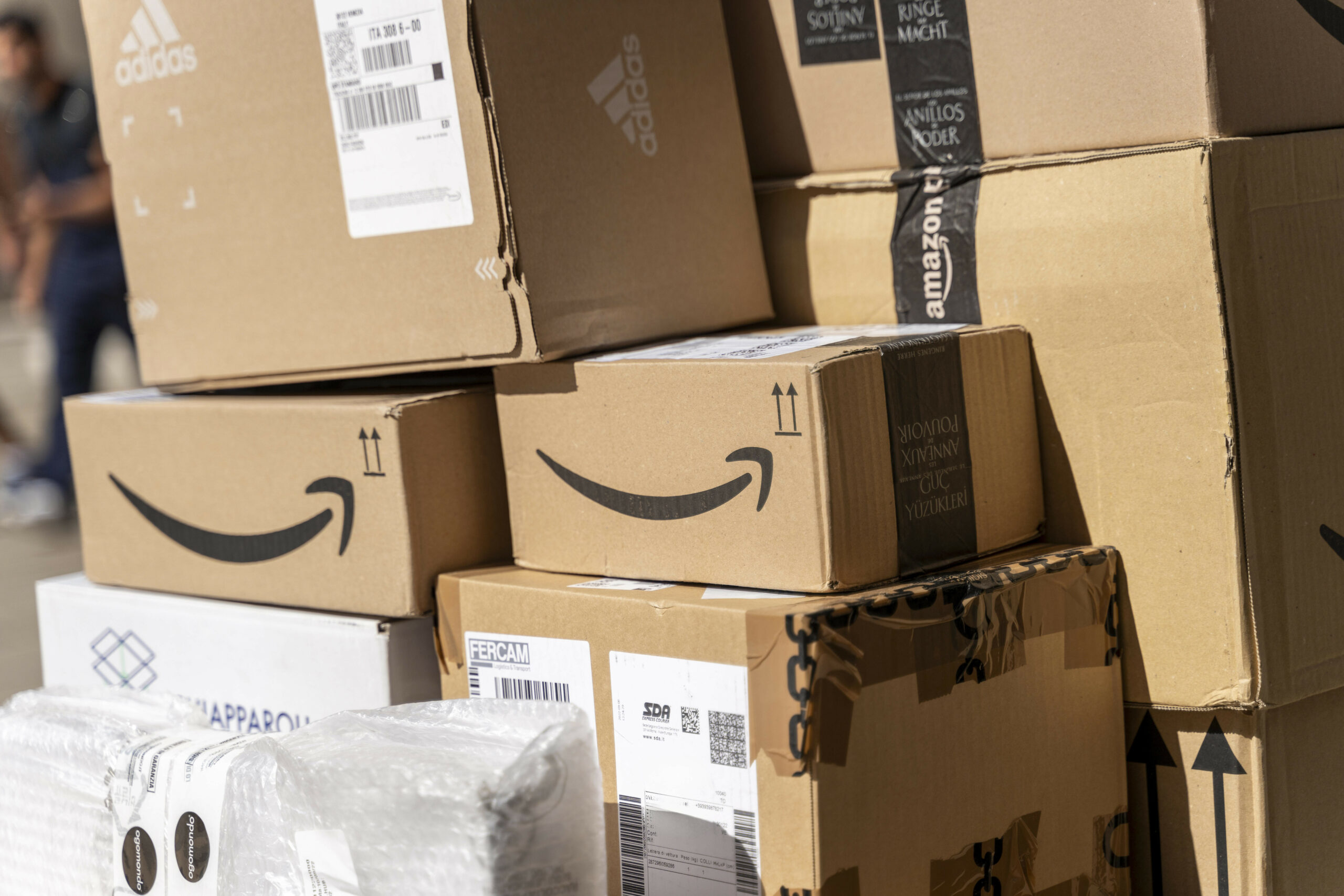 155 Pakete wurden nahe der A23 in Pinneberg im Gebüsch gefunden – rund die Hälfte davon war leer. (Symbolbild)