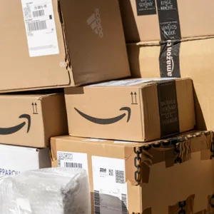 155 Pakete wurden nahe der A23 in Pinneberg im Gebüsch gefunden – rund die Hälfte davon war leer. (Symbolbild)