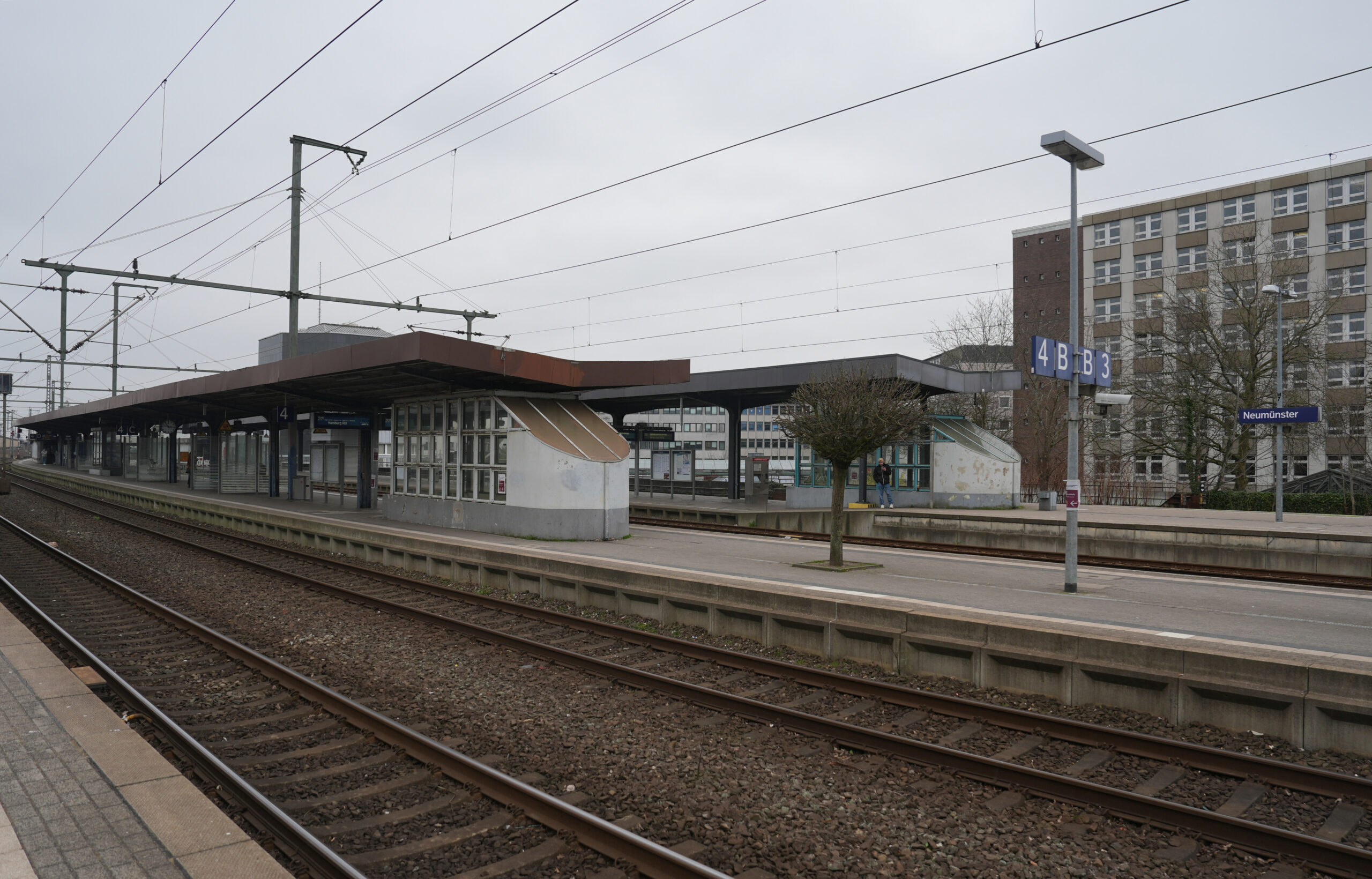 Blick über einen Bahnsteig am Bahnhof Neumünster.