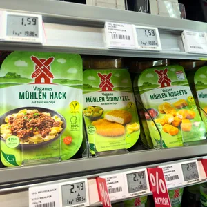 Packungen mit veganem Hack und Schnitzel im Kühlregal.