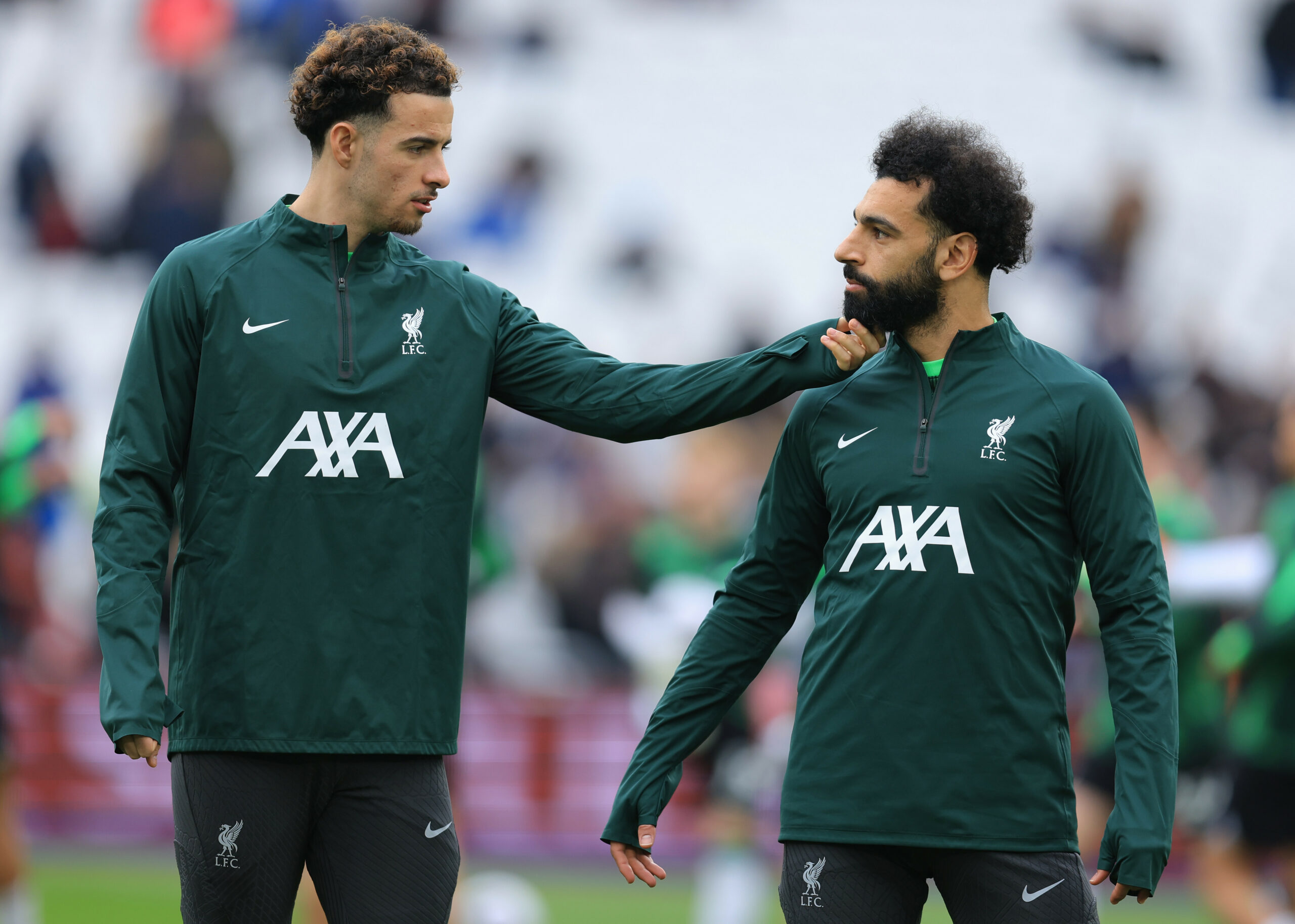 Curtis Jones zupft Mo Salah am Bart