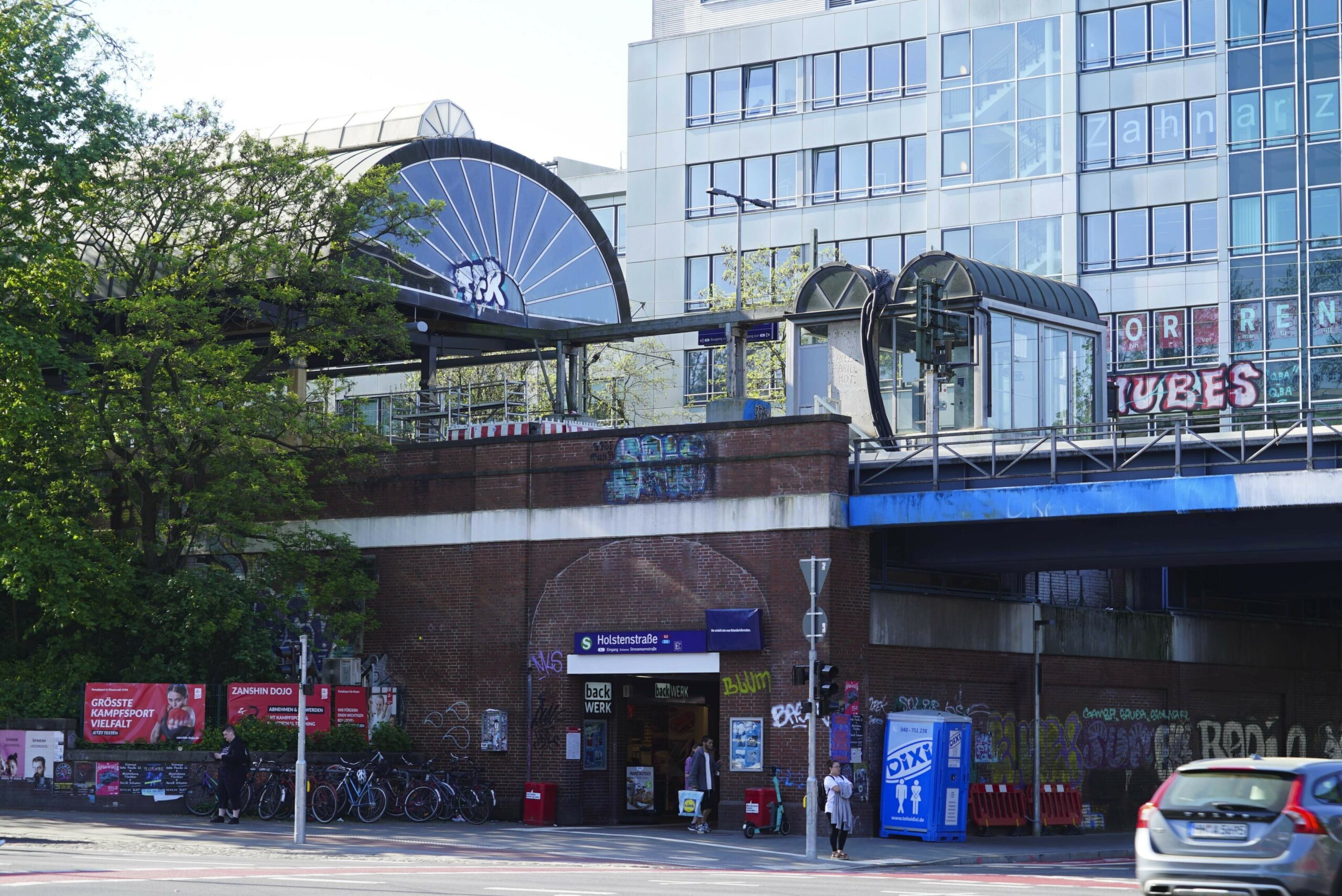 Die Überführung an der S-Bahn-Haltestelle Holstenstraße muss neu gebaut werden.