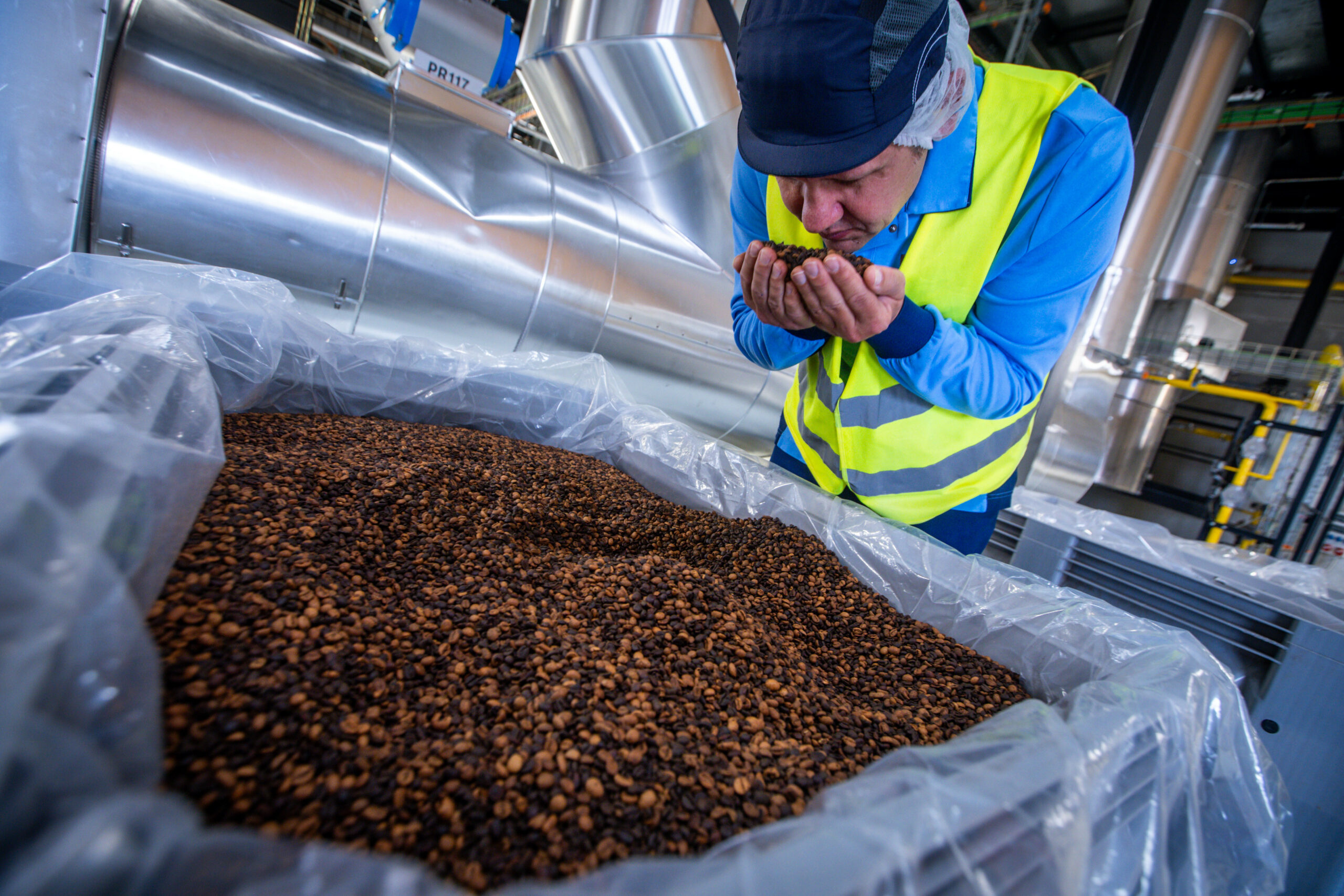Ein Mitarbeiter in einer Kaffeerösterei (Symbolbild).