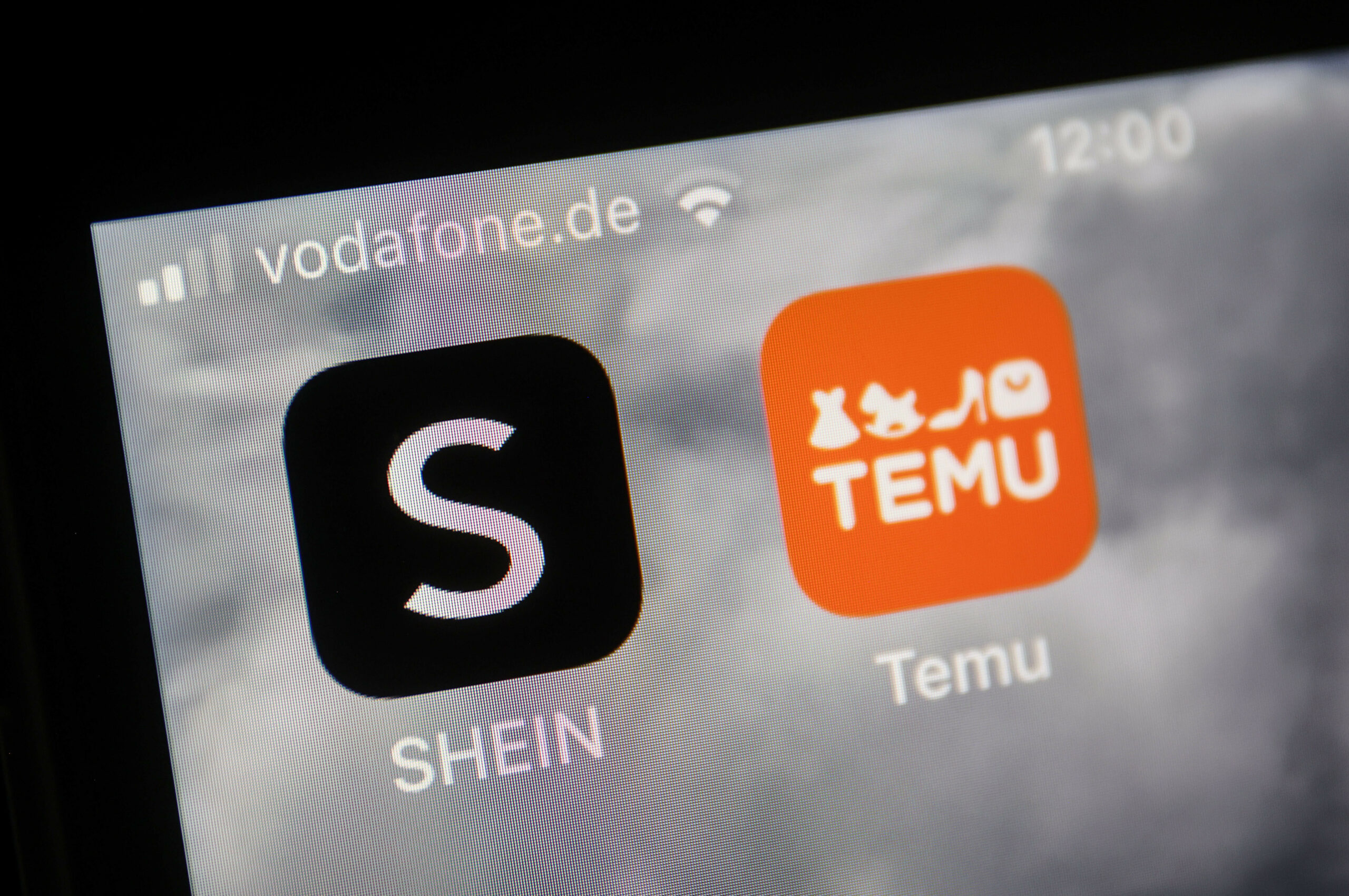 Die Apps der Internethändler Temu und Shein sind auf dem Display eines Smartphones zu sehen.