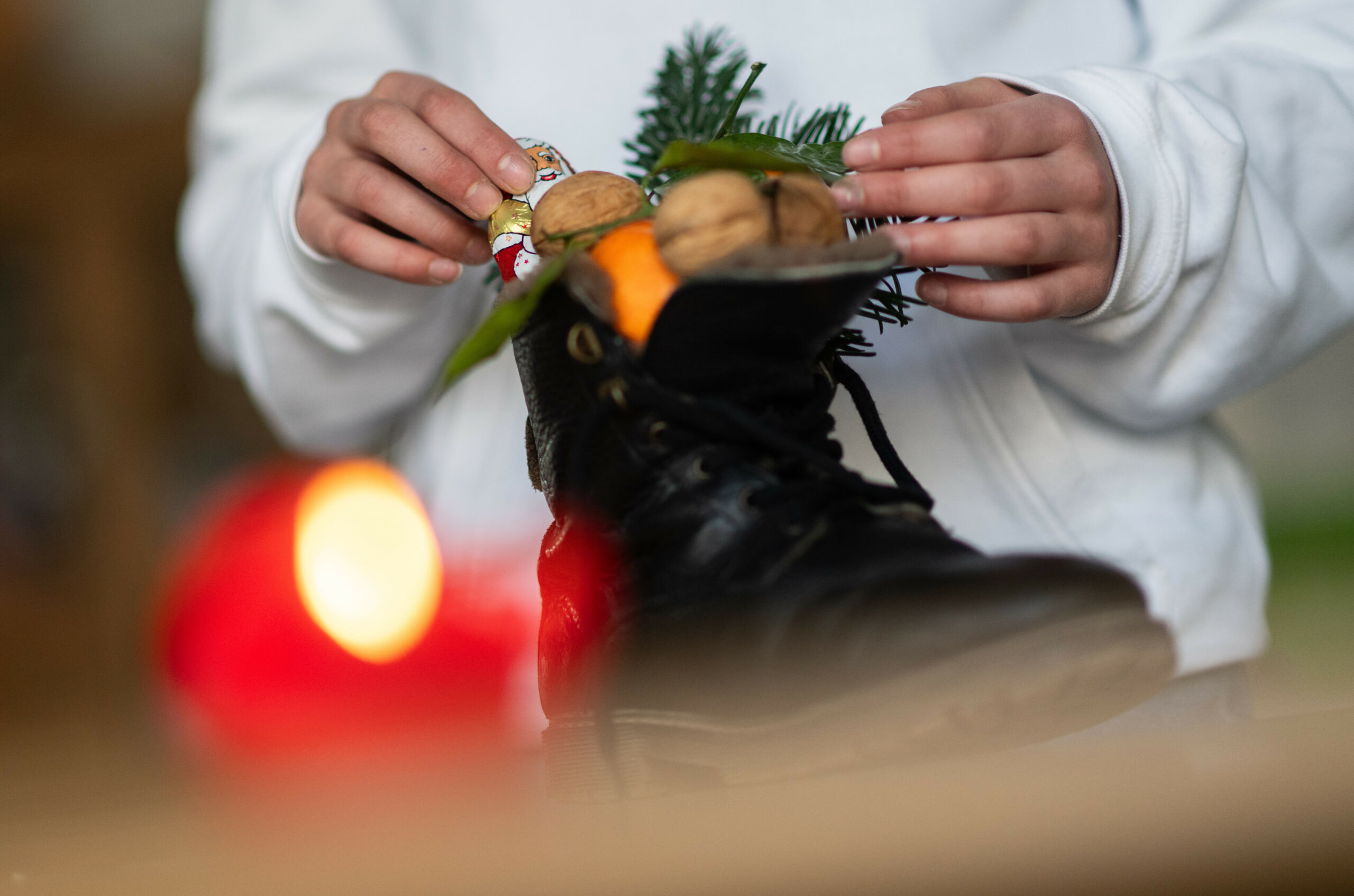 Ein Dieb stiehlt die Schokolade aus einem Nikolausschuh (Symbolbild).
