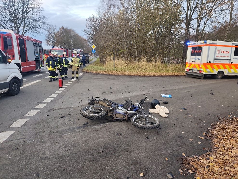 Auf der Fahrbahn liegen Trümmerteile verteilt: Die B3 musste zeitweise gesperrt werden.
