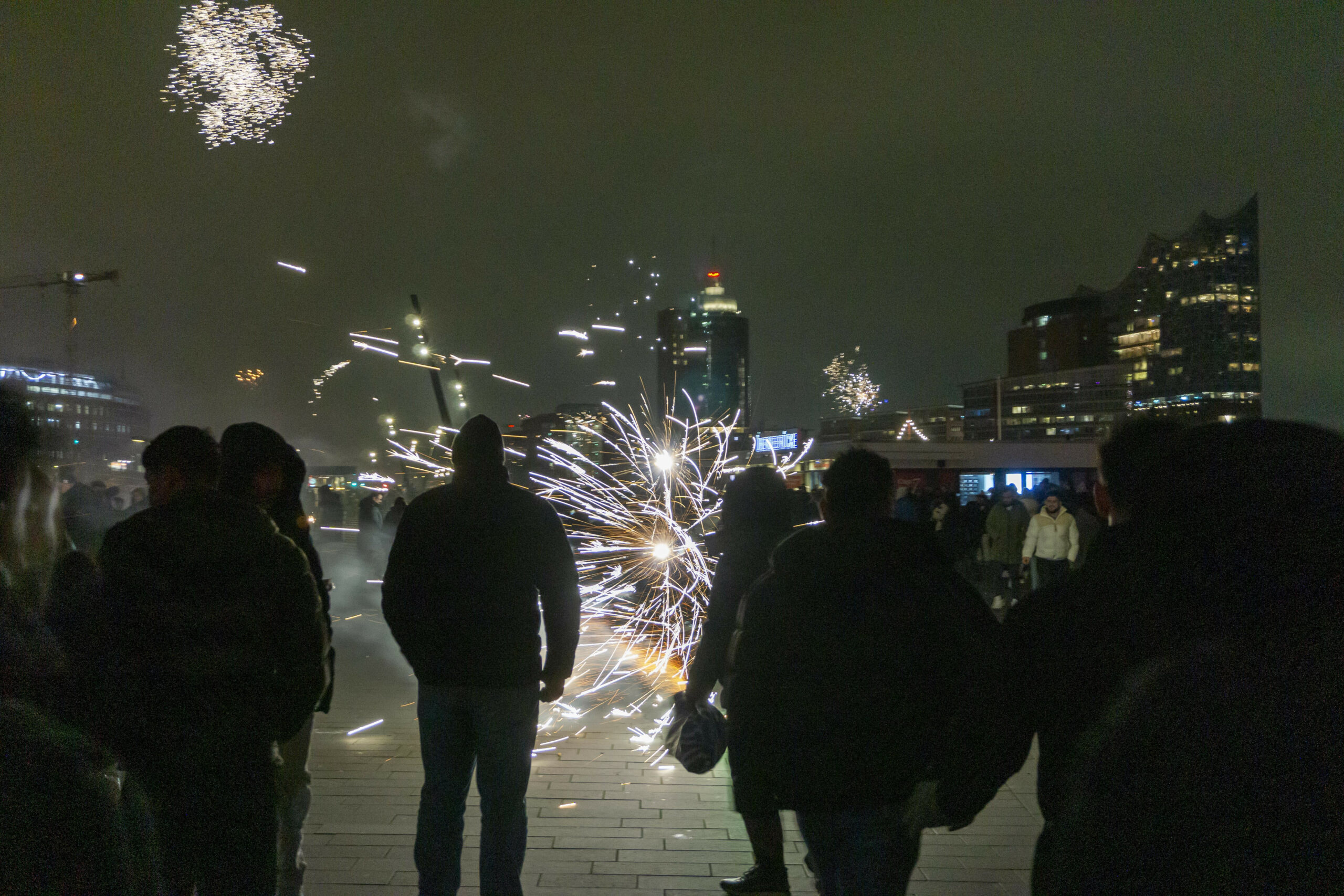 Menschen betrachten Feuerwerk