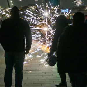 Silvesternacht 2025 auf der Elbpromenade in Hamburg