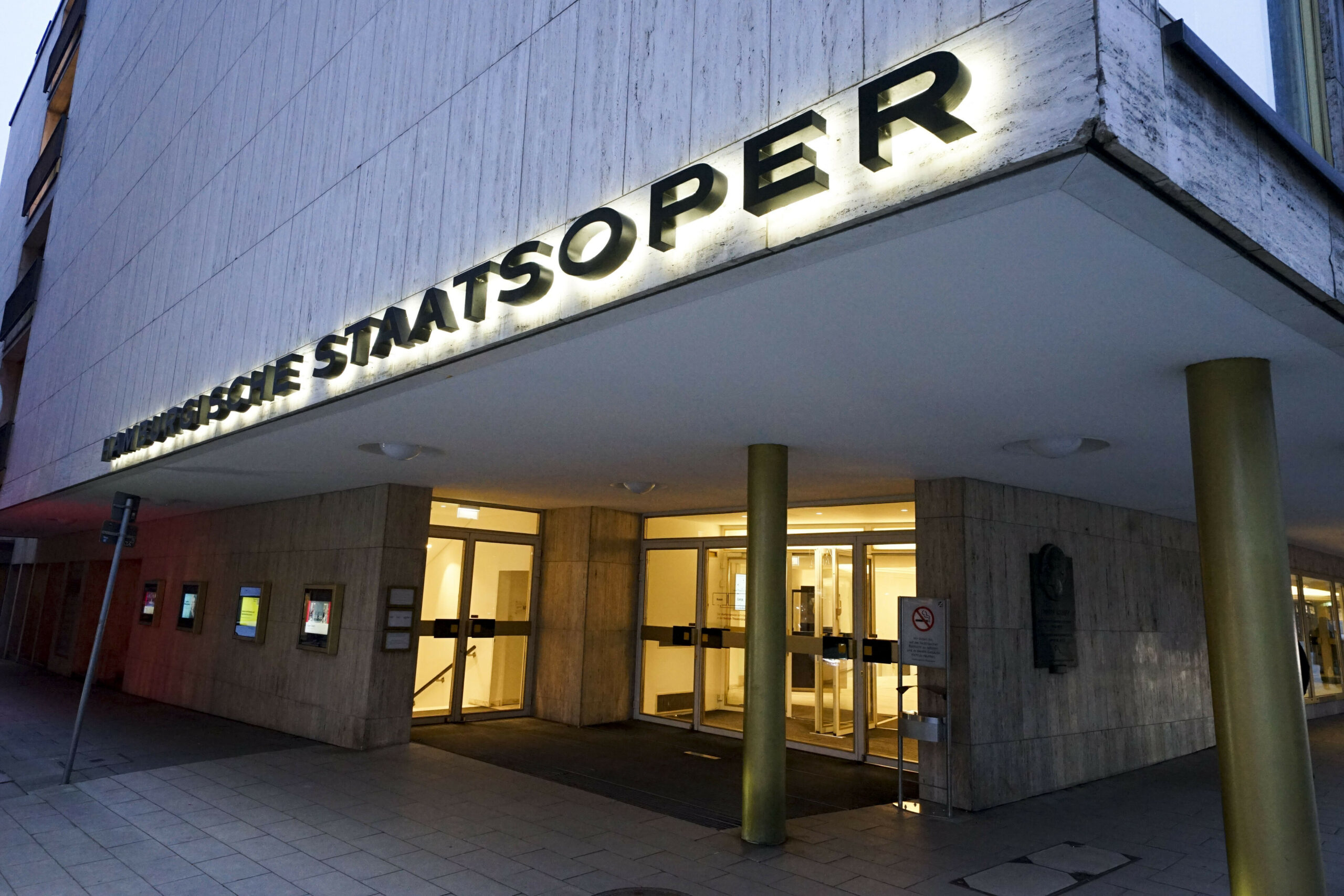 Eingang der Hamburgischen Staatsoper