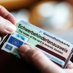 Ein Portemonnaie mit einem Schwerbehindertenausweis.