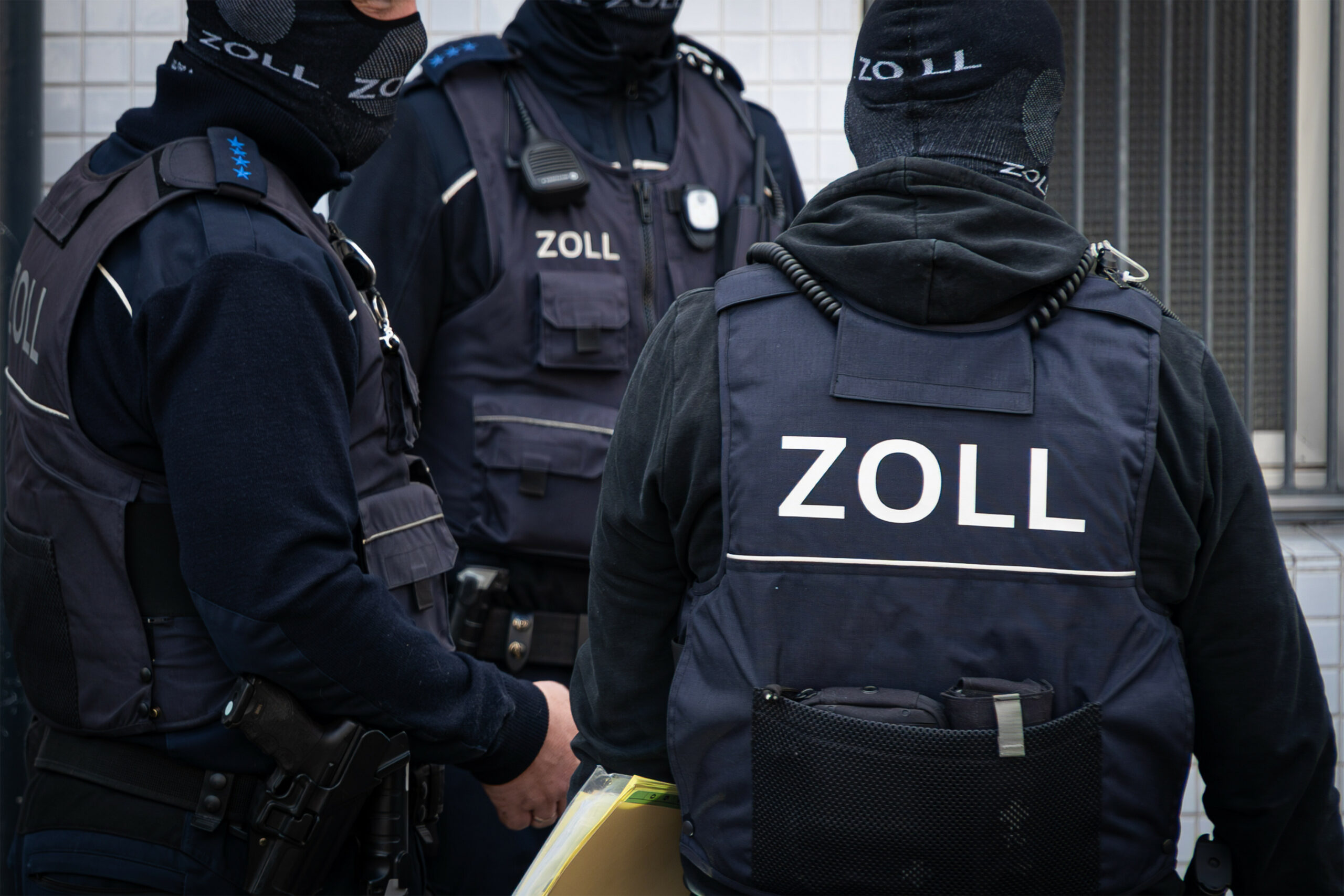 Beamte vom Zoll bei einer Razzia (Archivbild).