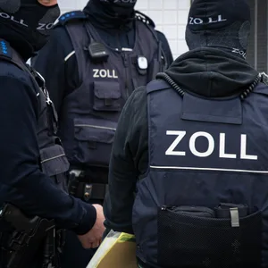 Beamte vom Zoll bei einer Razzia (Archivbild).