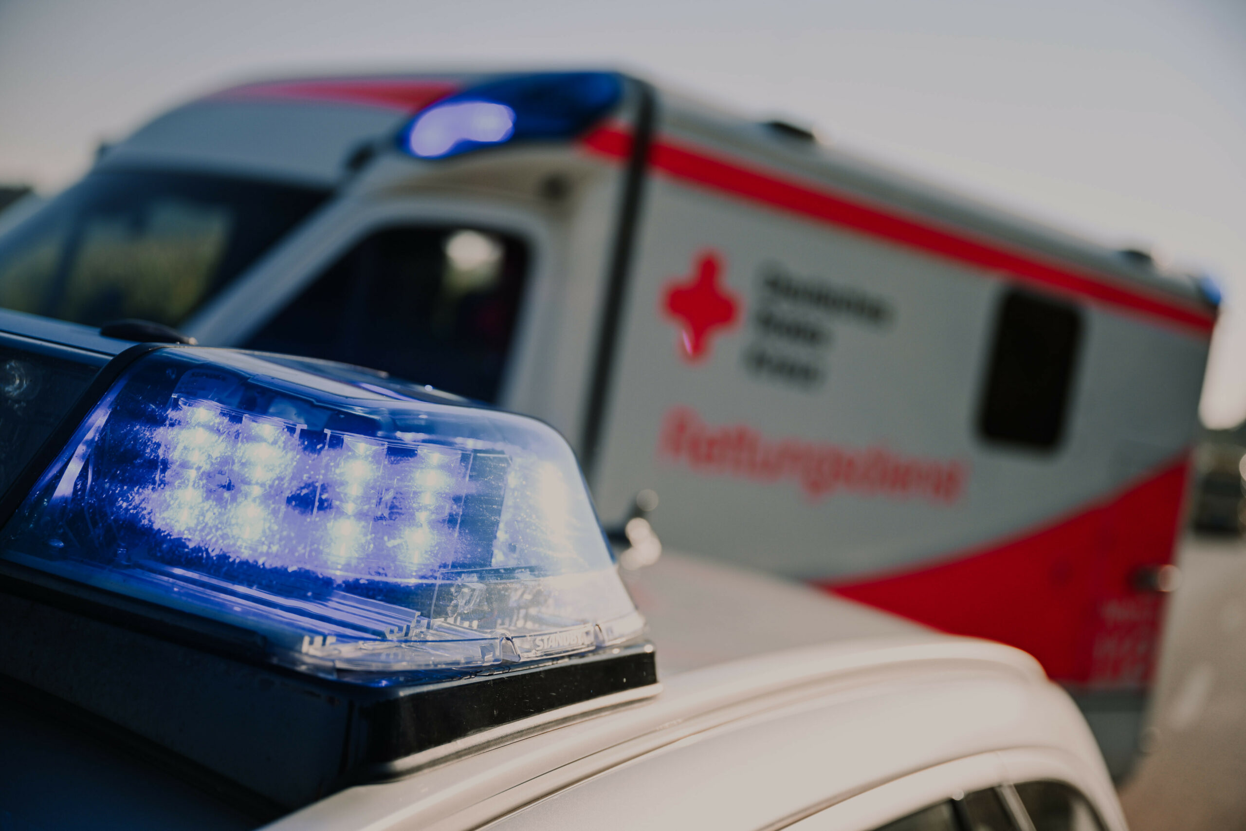 Blaulicht und Rettungswagen. In Stuttgart wurde ein 16-Jähriger angeschossen (Symbolbild).