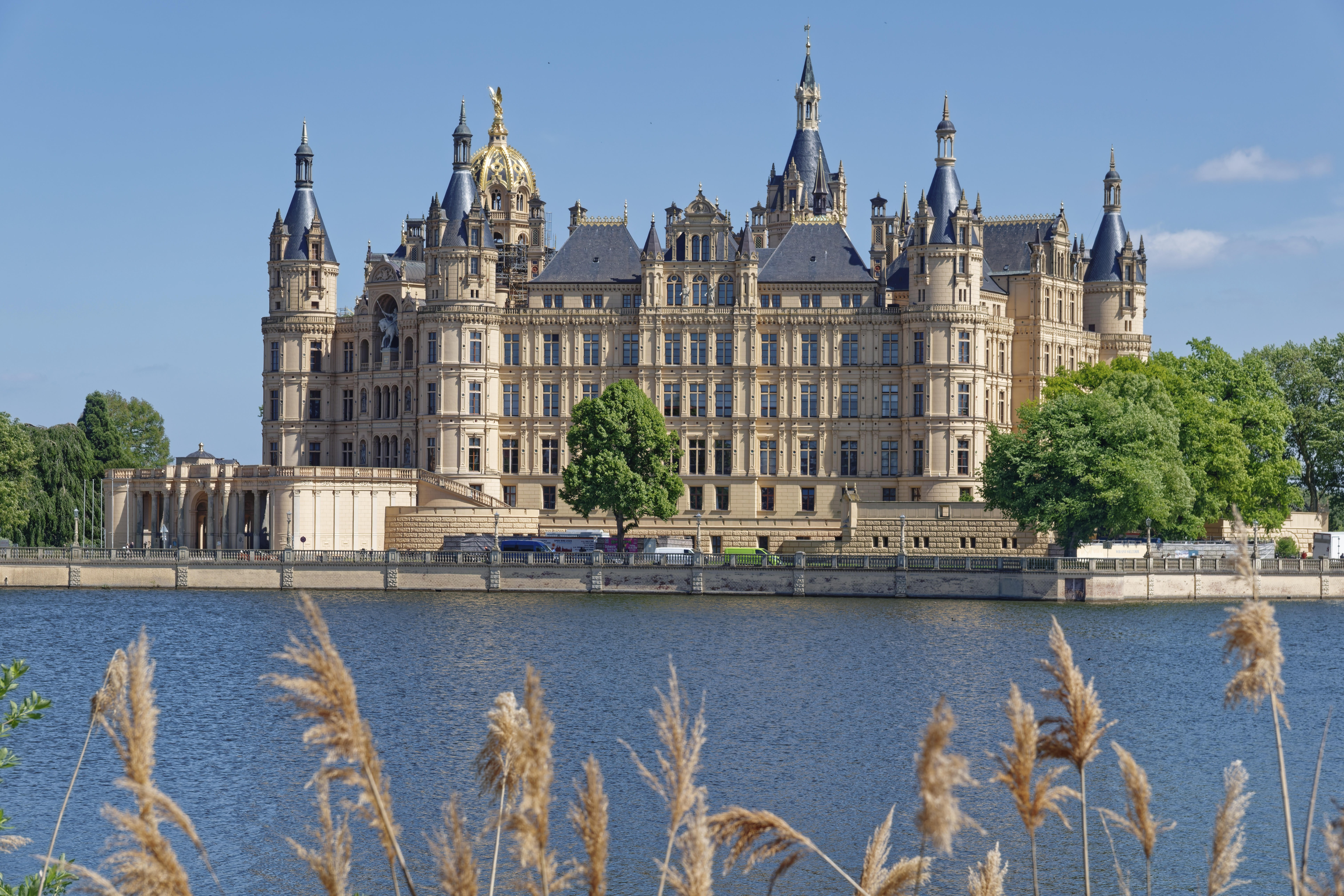 Das Schweriner Schloss mit dem Burgsee im Vordergrund