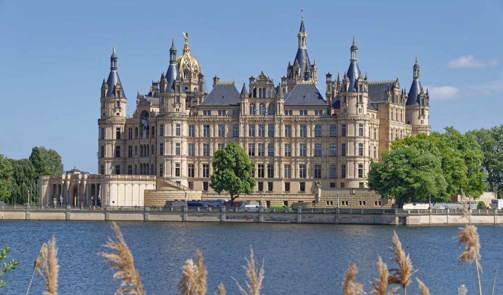 Kollision-mit-Stra-enbahn-im-Norden-Auto-landet-im-See