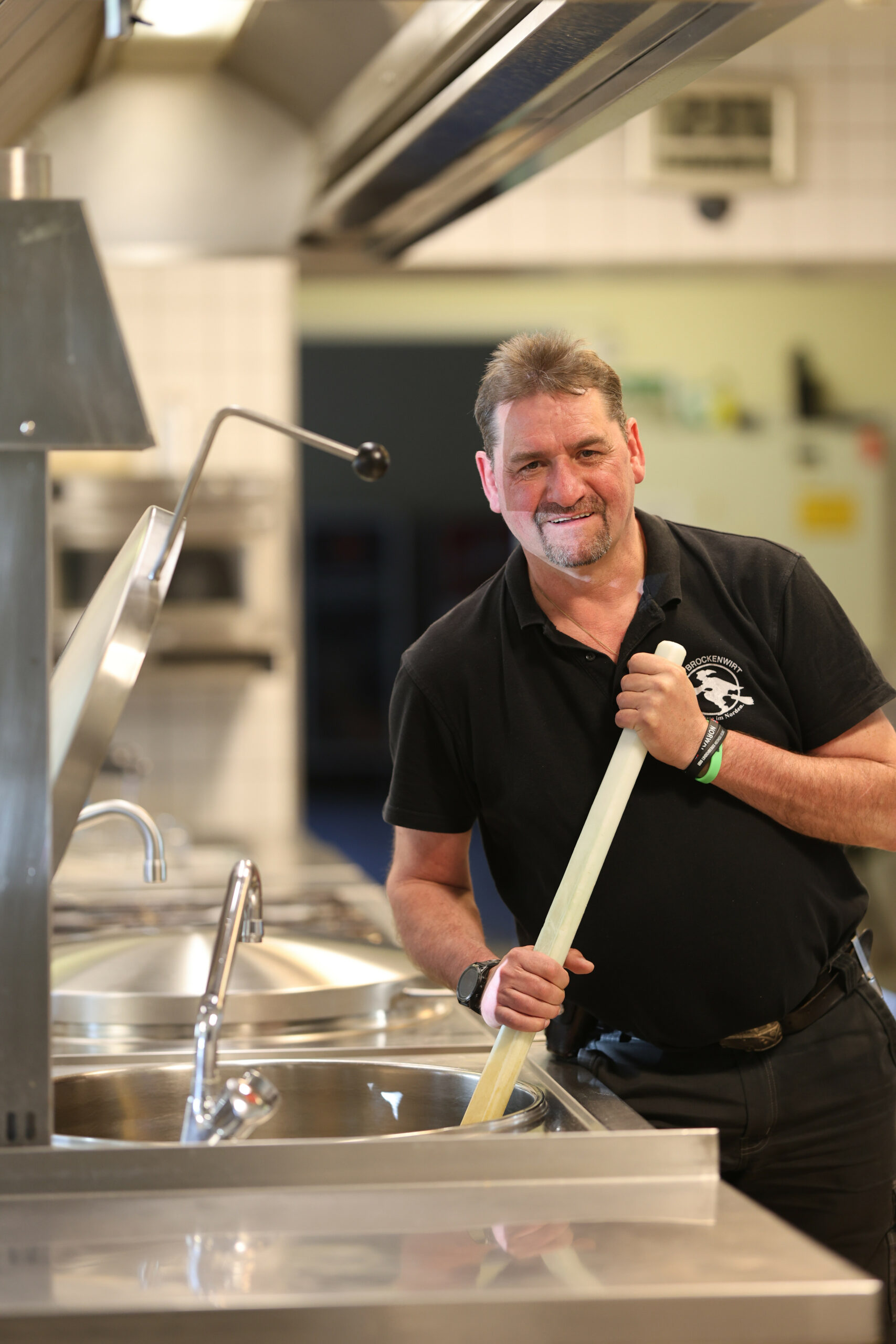 Brockenwirt Daniel Steinhoff steht auf dem Brocken in der Küche des Touristensaals. Für drei 3,5 Millionen Euro hat der Landkreis Harz die Brockenkuppe gekauft. Das beliebte Ausflugsziel in Sachsen-Anhalt soll im ganz großen Stil touristisch aufgewertet werden.