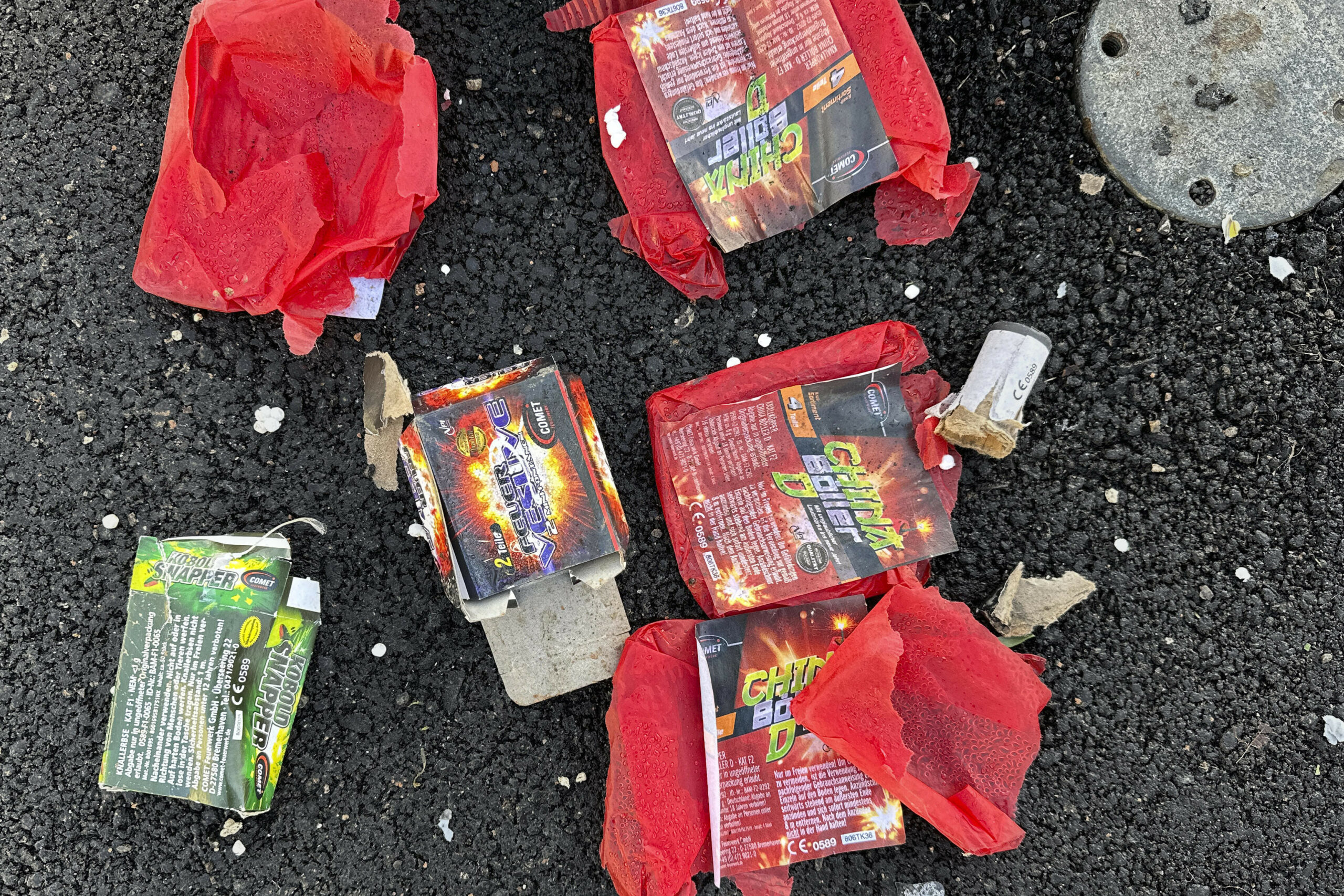 Verpackungen von Silvester-Böllern liegen auf dem Boden (Symbolbild).