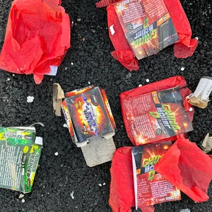 Verpackungen von Silvester-Böllern liegen auf dem Boden (Symbolbild).