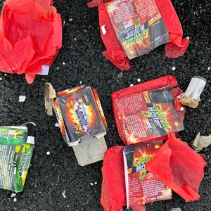 Verpackungen von Silvester-Böllern liegen auf dem Boden (Symbolbild).