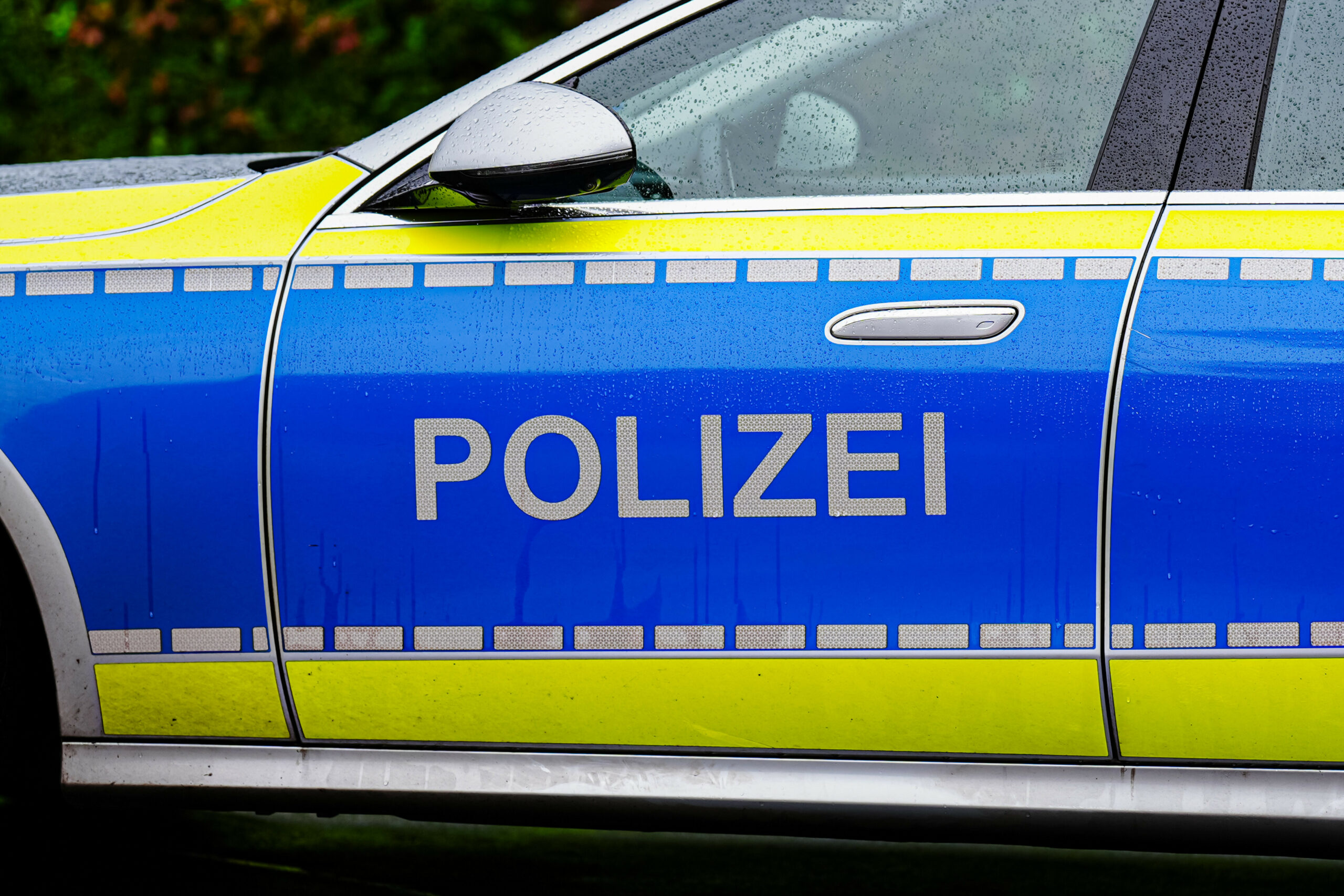 Familienstreit eskaliert – Mann rast in Lüchow mit Auto auf Kontrahenten zu