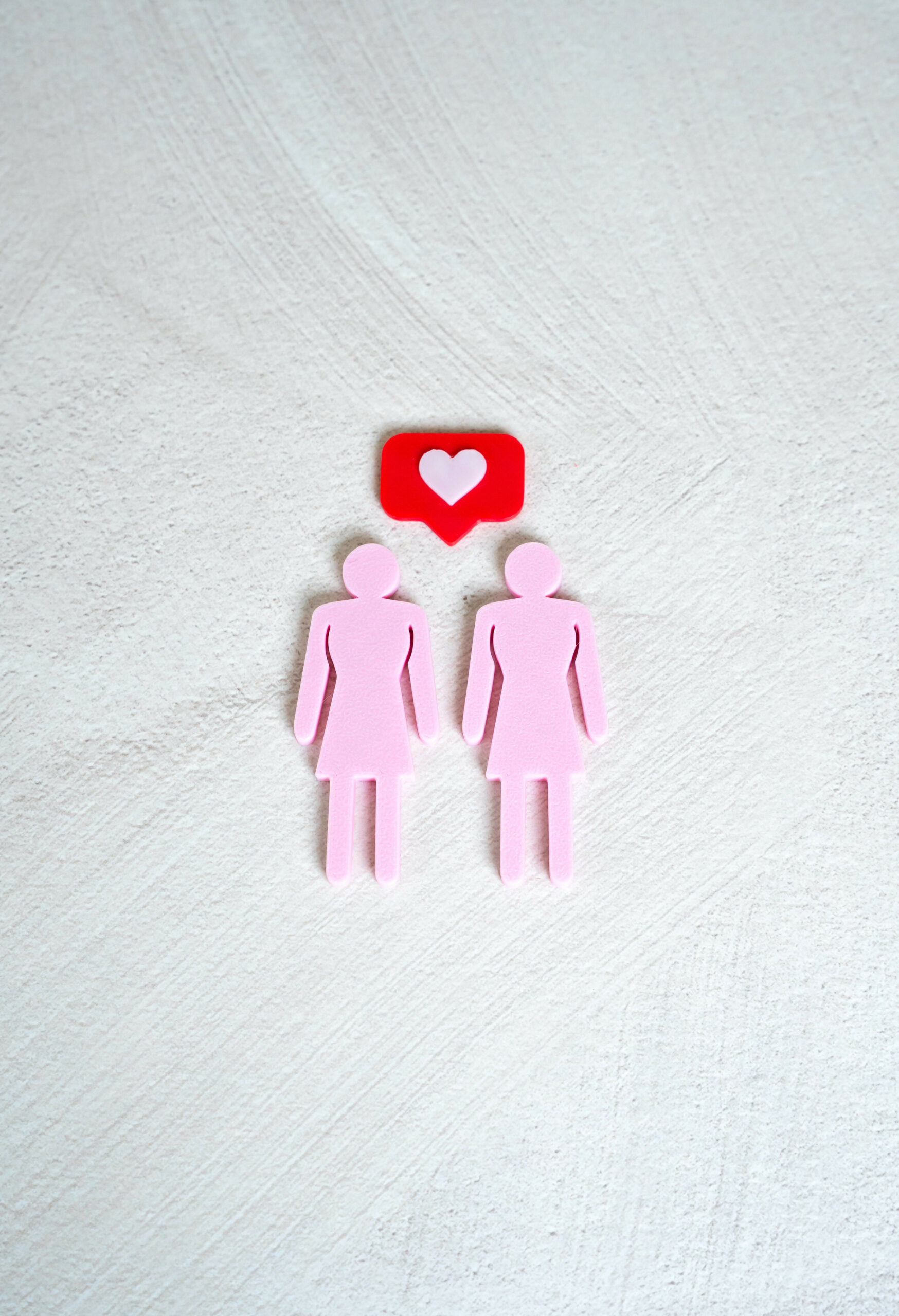 Zwei junge, sich küssende Frauen, wurden in der Straßenbahn in Bremen von einem queerfeindlichen Mann angegriffen