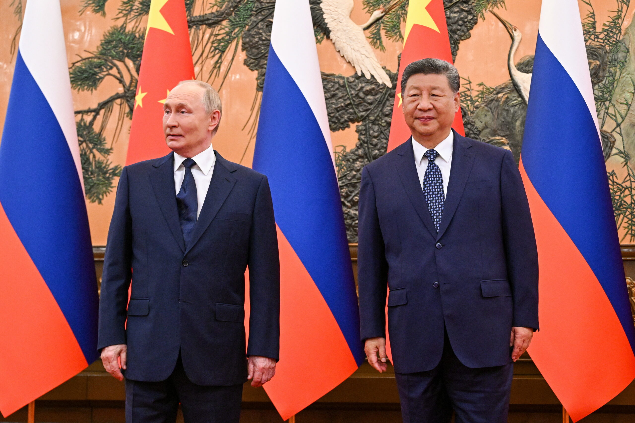 Ohne den Chinesen Xi Jinping (r.) könnte Wladimir Üutin seinen Krieg wohl nicht fortführen. Der kassiert den Kreml aber immer mehr ab.