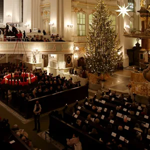Weihnachtlich geschmückter Michel