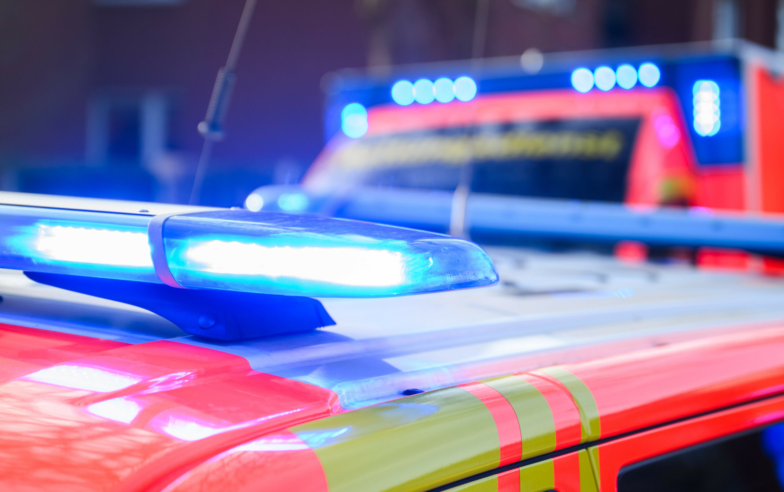 Rettungskräfte mit Blaulicht. In Dortmund sorgt ein Angriff mit einer Machete für Aufsehen. (Symbolbild)