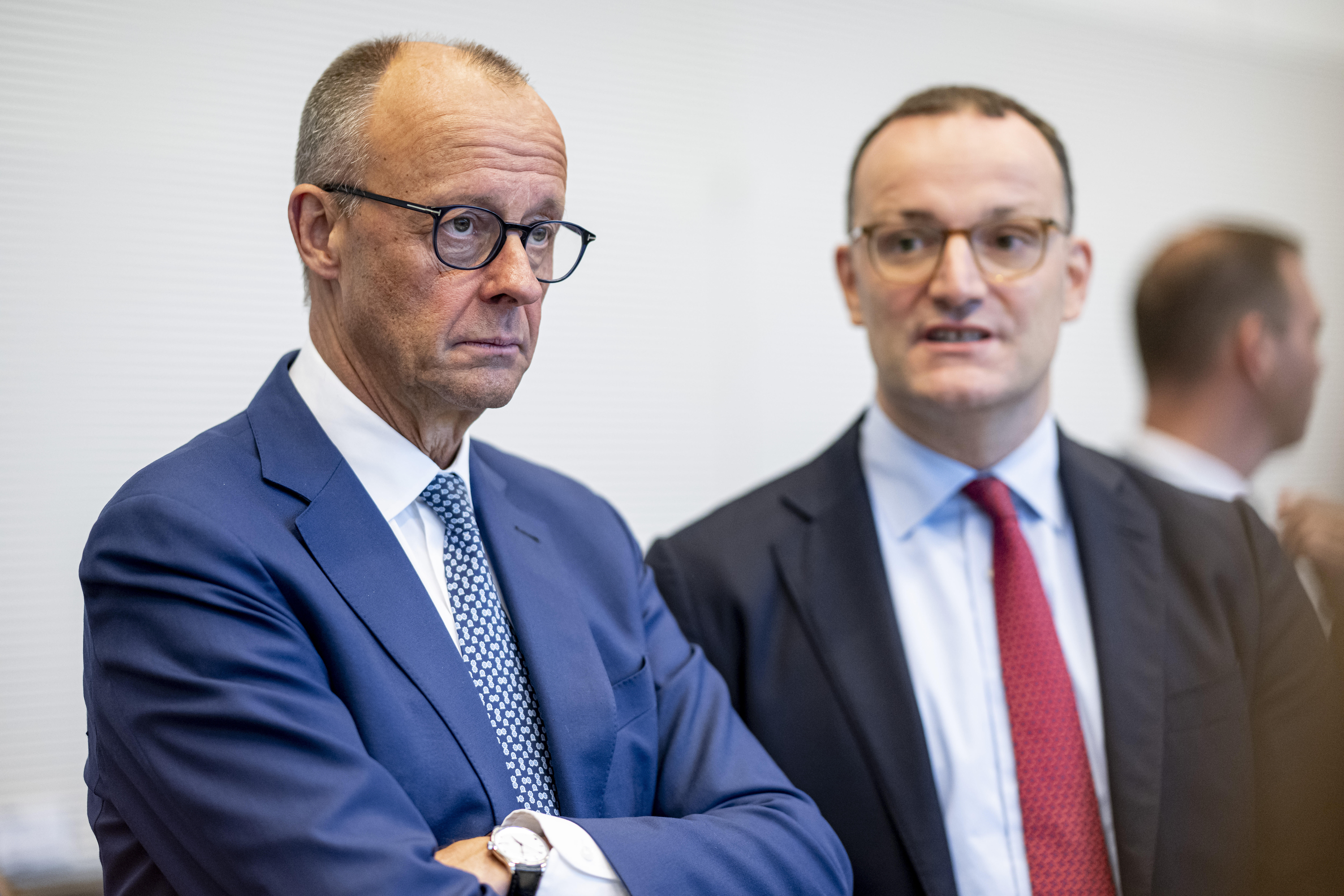 Bundeskanzler Friedrich Merz (CDU) und Jens Spahn (CDU), Vorsitzender der CDU/CSU-Bundestagsfraktion