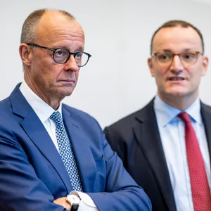 Bundeskanzler Friedrich Merz (CDU) und Jens Spahn (CDU), Vorsitzender der CDU/CSU-Bundestagsfraktion