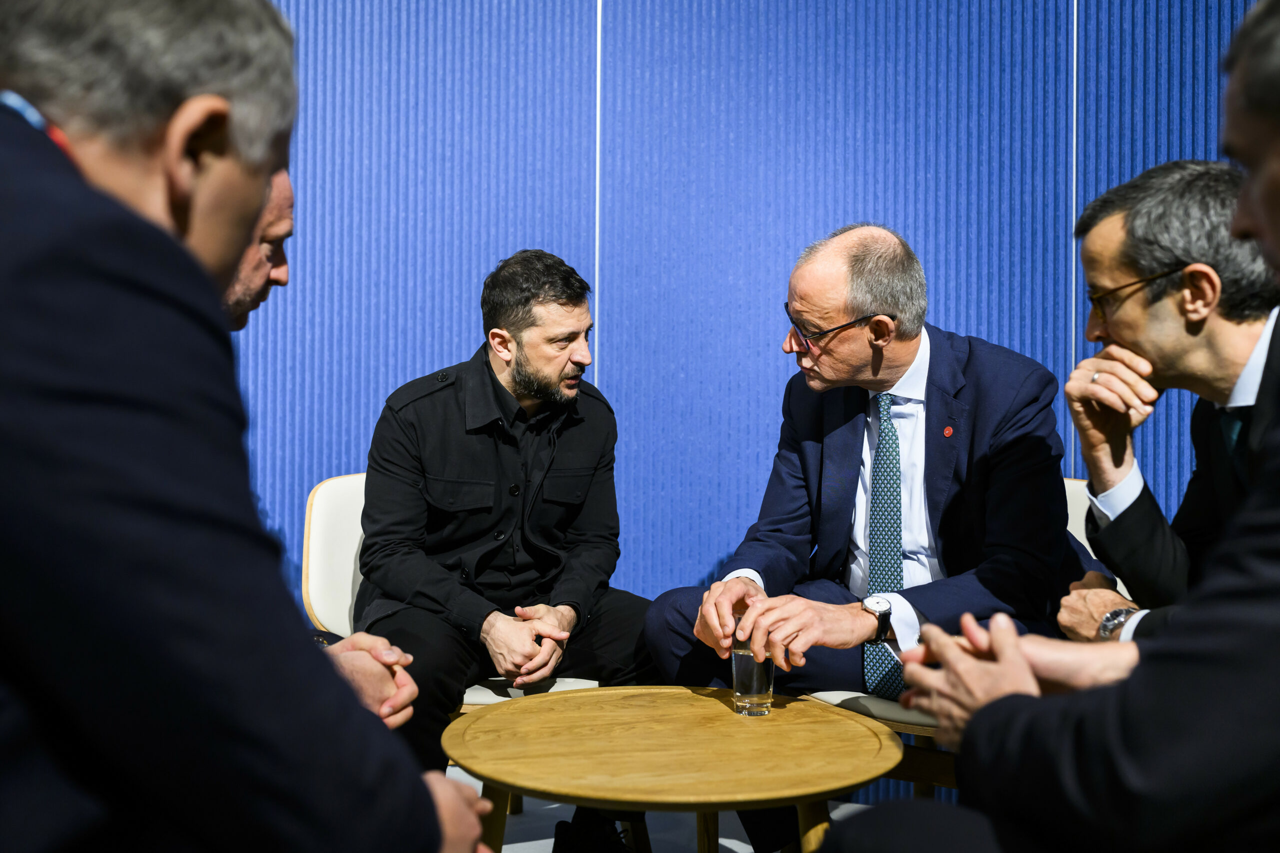 Bundeskanzler Friedrich Merz (CDU, rechts) im Gespräch mit dem ukrainischen Präsident Wolodymyr Selenskyj. (Archivbild)