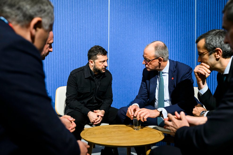 Bundeskanzler Friedrich Merz (CDU, rechts) im Gespräch mit dem ukrainischen Präsident Wolodymyr Selenskyj. (Archivbild)