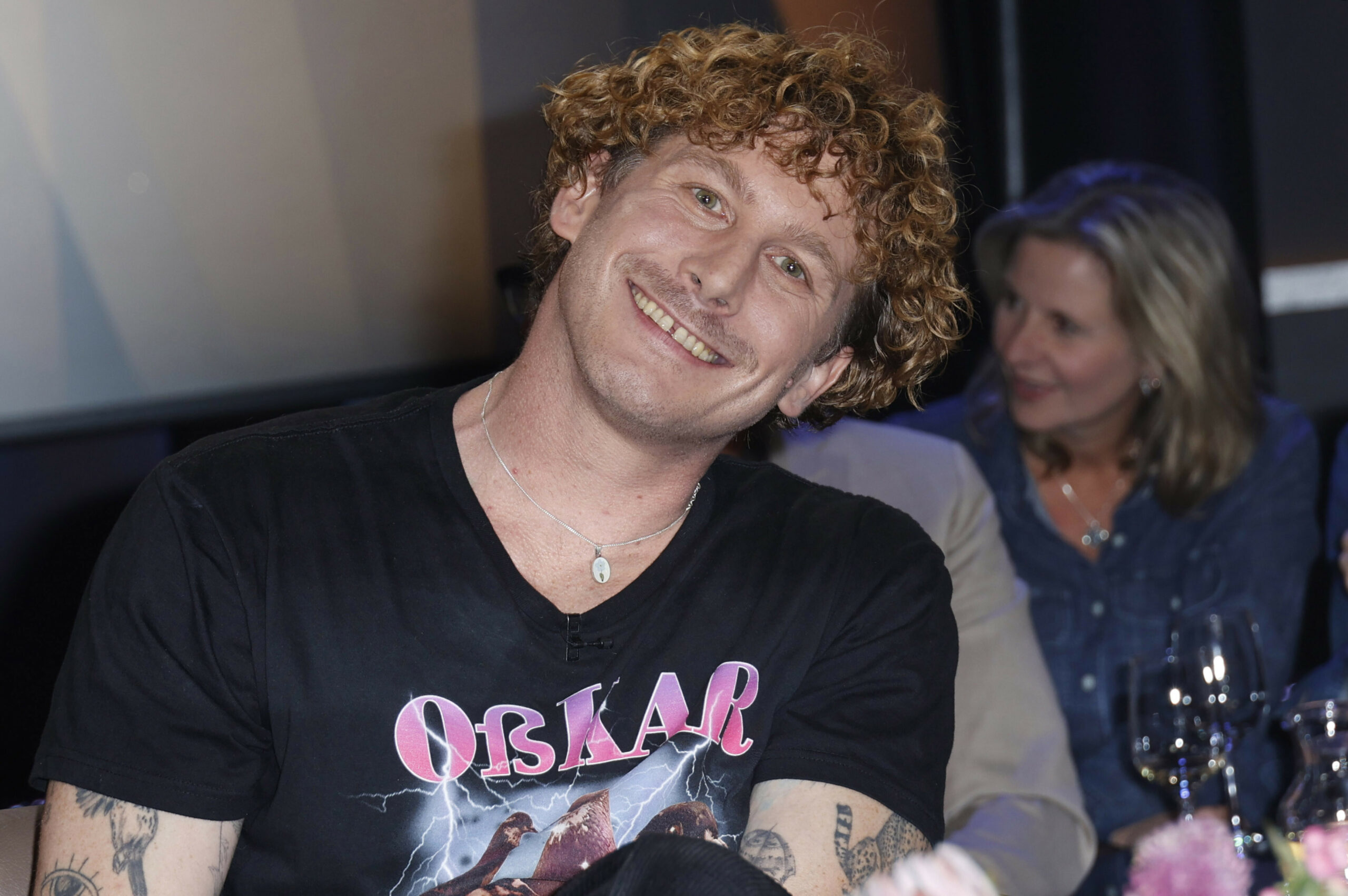 Lächelnder junger Mann mit roten Locken