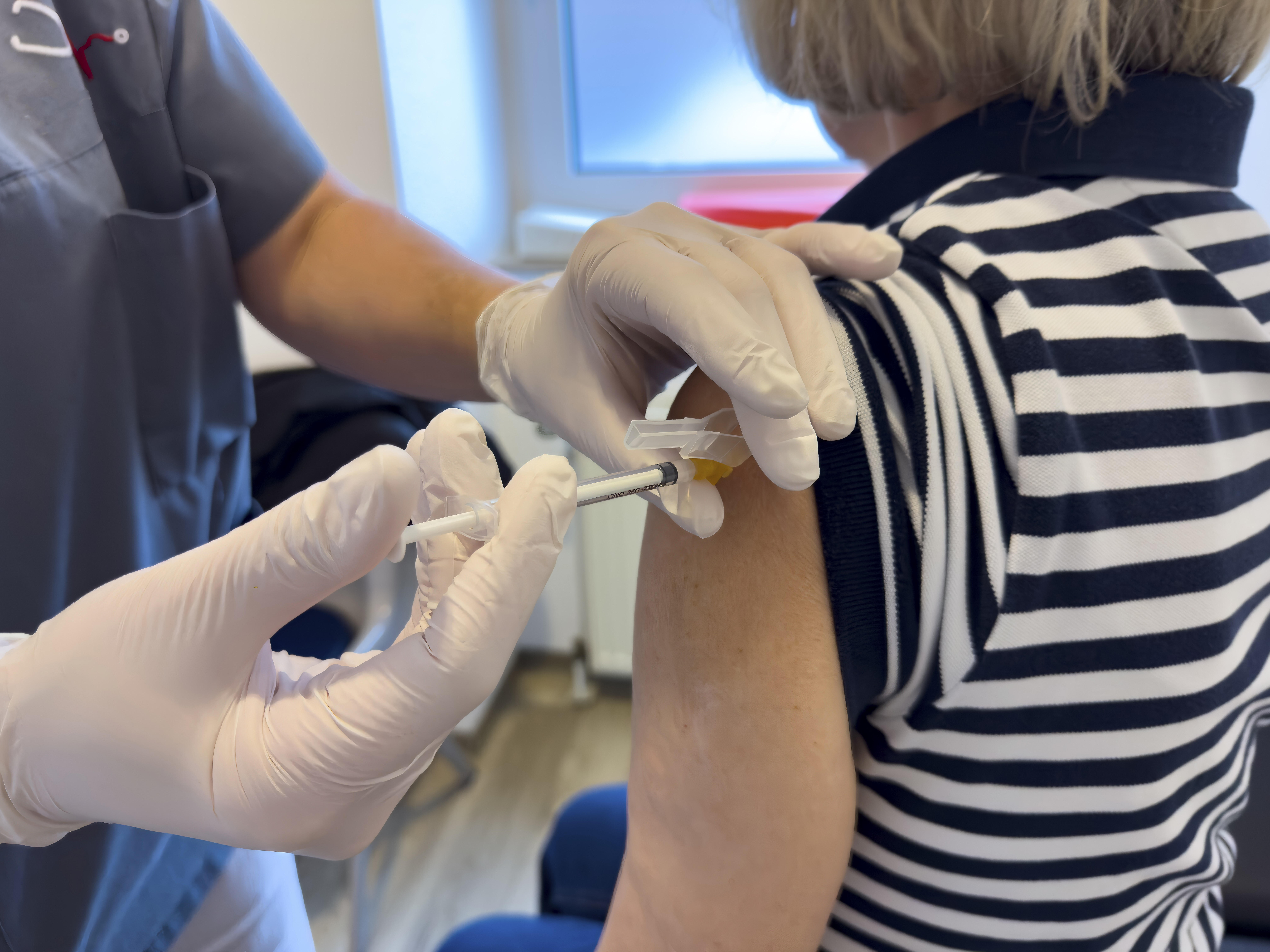 Eine Frau wird geimpft (Symbolbild).