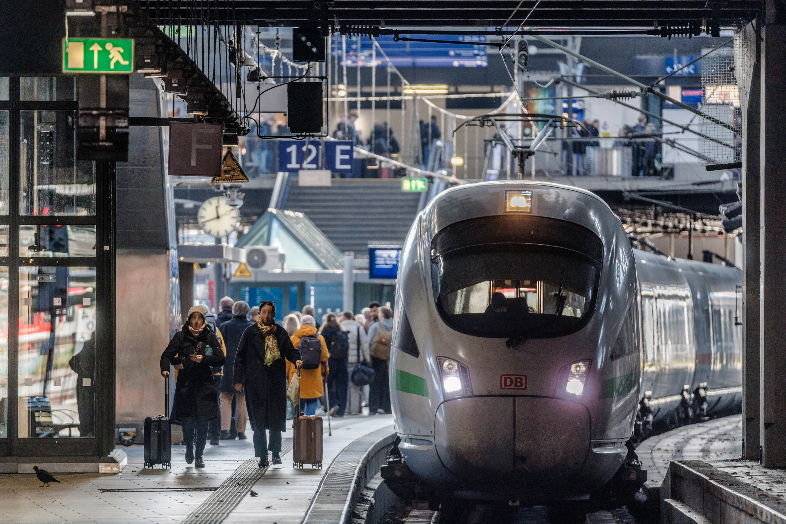 Ein ICE am Gleis 12 am Hamburger Hauptbahnhof.