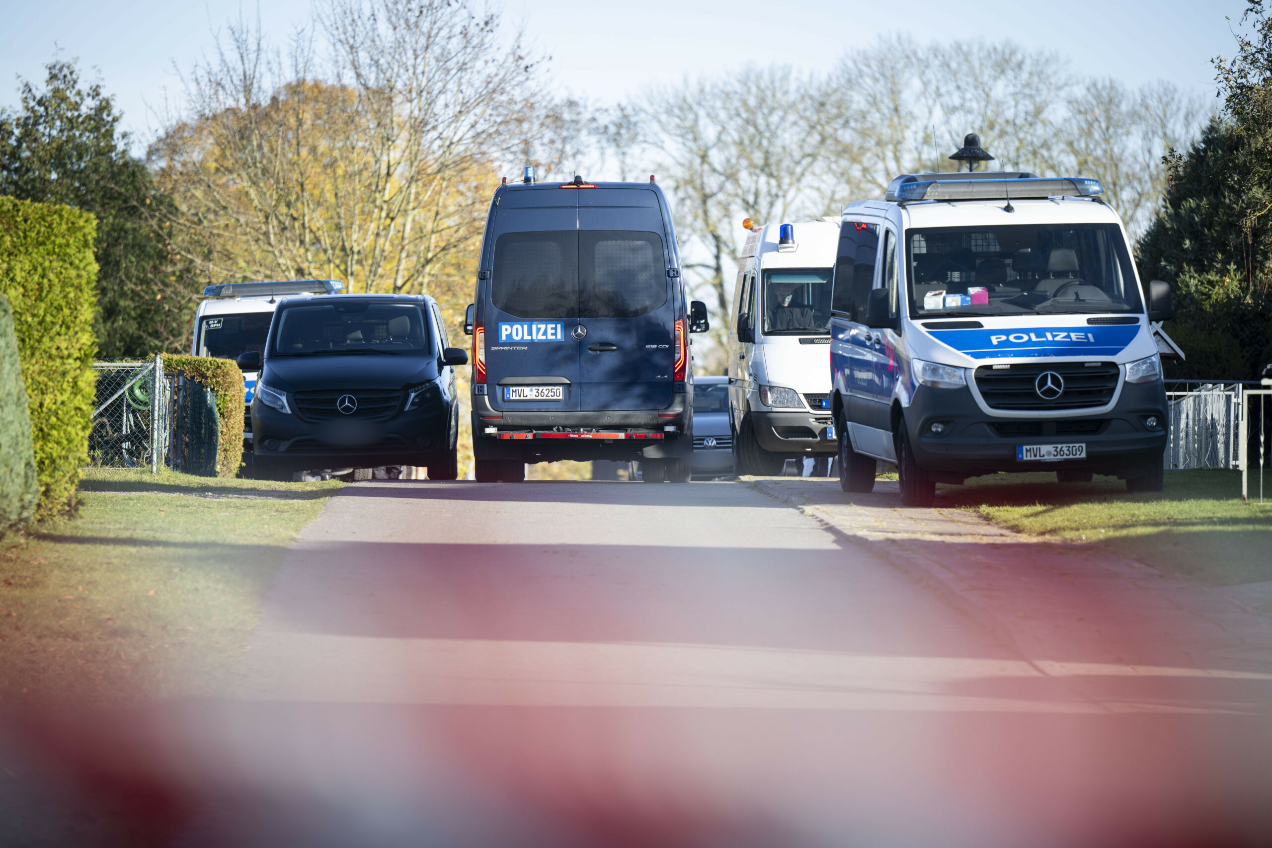 Polizeiautos in einer Straße. In Ostfriesland gab es einen großen Einsatz gegen sogenannte Clankriminalität. (Symbolbild)